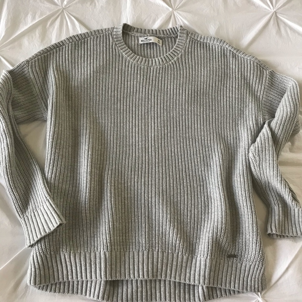Worn once. Excellent condition. Hollister sweater
